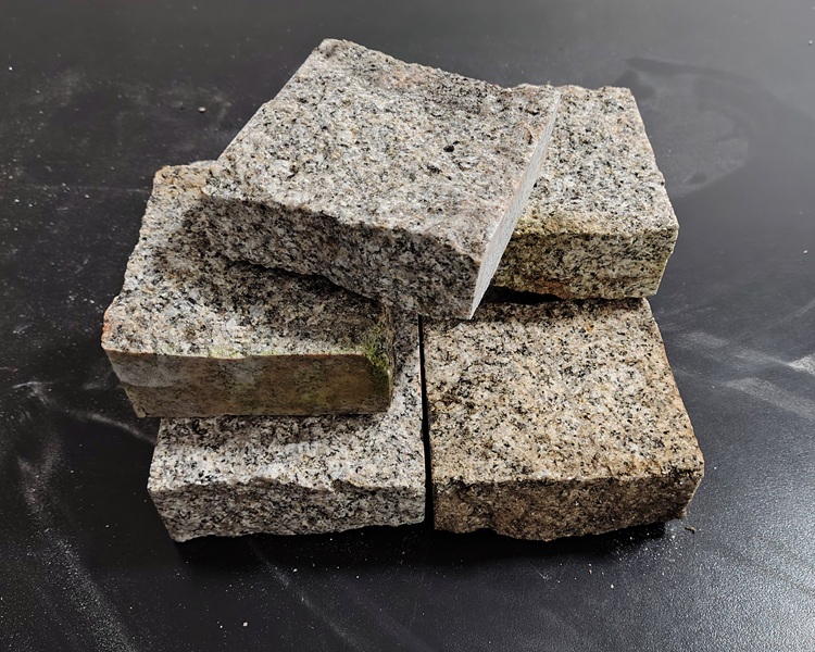 Granitna kocka - LOMLJENA (10x10x5cm)